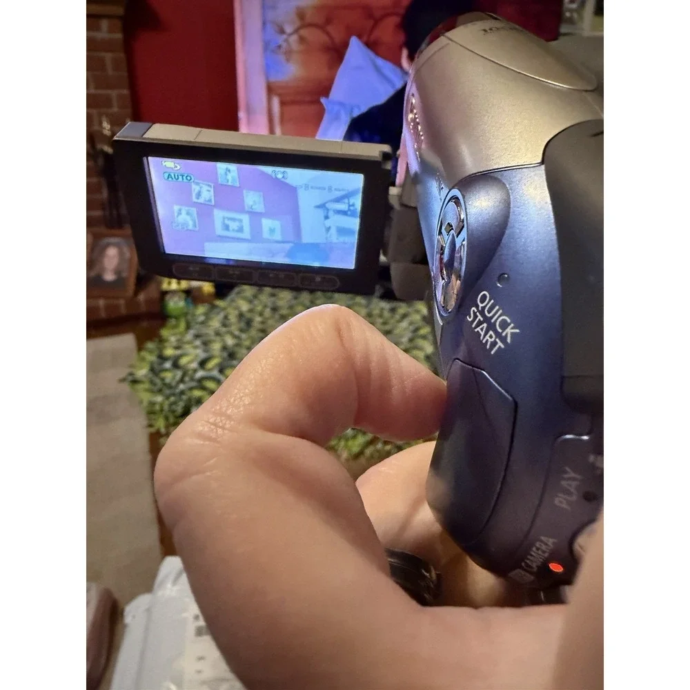 Canon DC210 DVD‎ Video Camcorder 35x Optical Zoom W/ Battery & Charger +Bag